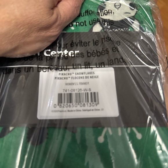 Pikachu Snowflakes Flannel Button-Up Pajama Set - Women’s Size S/P NWT - Picture 4 of 4